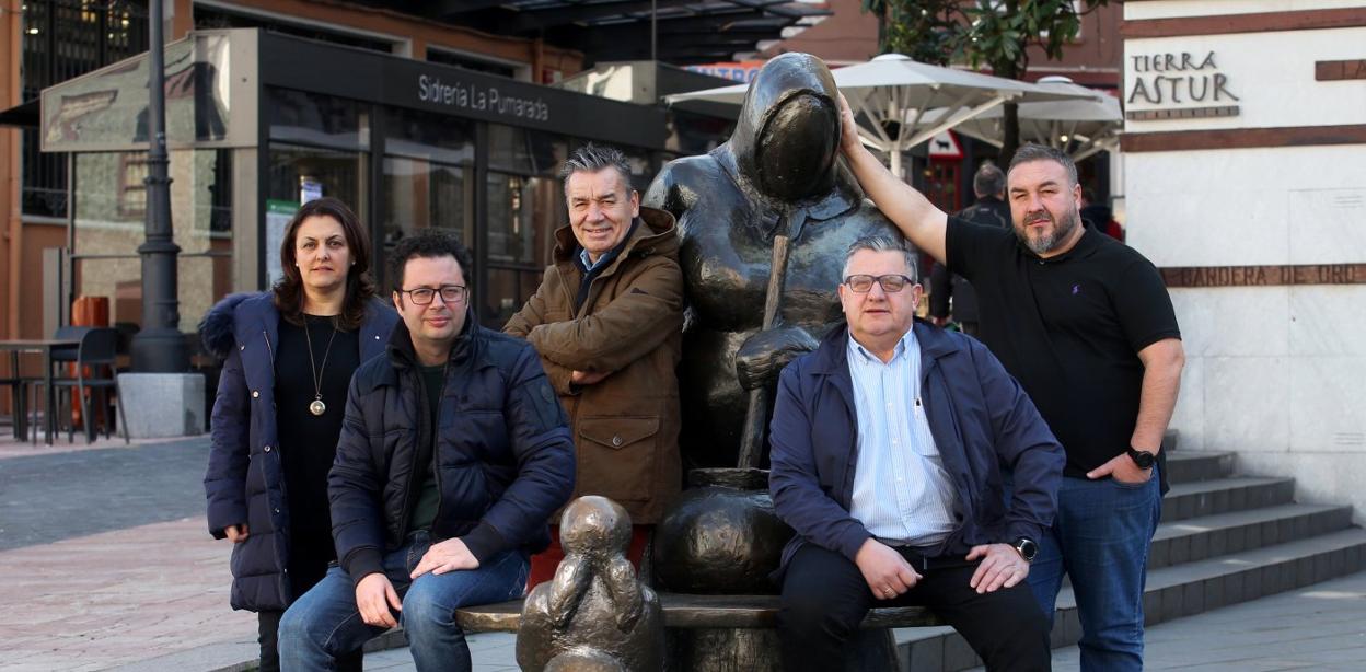 Los hosteleros Charo Fernández, Alberto Álvarez, César Suárez, Alfonso Menéndez y Pedro Caramés, posan en Gascona. 