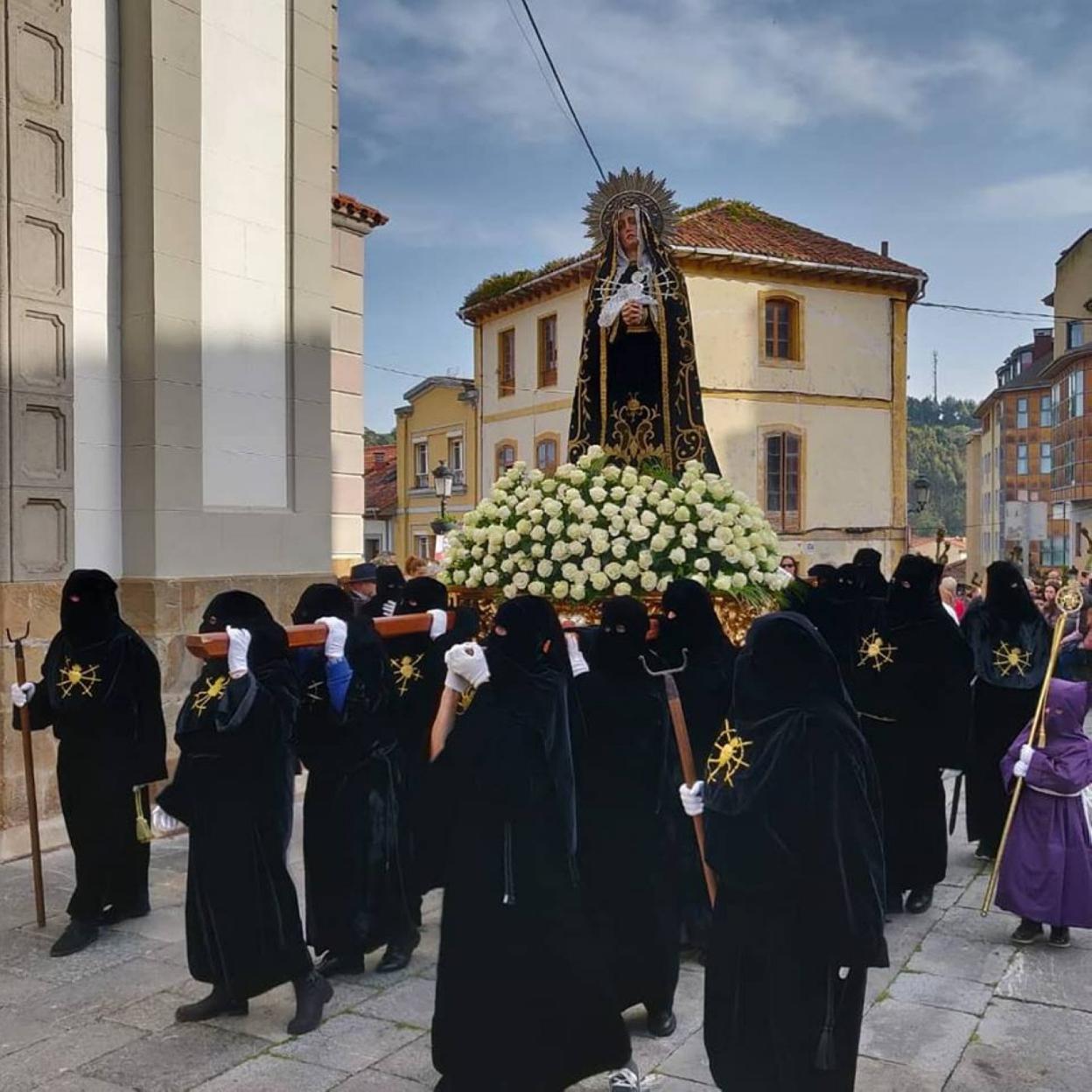 La imagen de la Dolorosa regresa a la iglesia tras una procesión. 