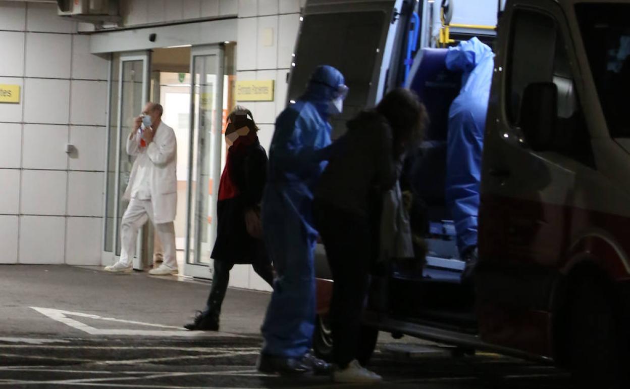 La joven ingresada en el HUCA por posible coronavirus llegó llorando y pidiendo perdón: «Lo siento, lo siento»