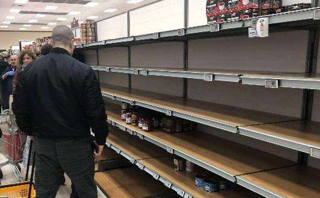 Estantes vacíos en un supermercado de Milán 