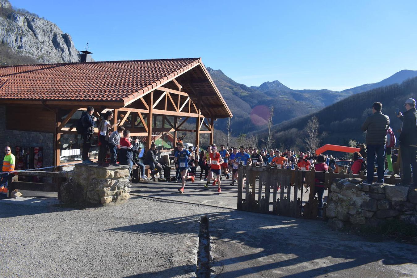 Casi 300 corredores se dieron cita este domingo 23 en el tradicional Trail Cabeza L'Arcu 2020 en el pueblo de Caleao, el mismo corazón del Parque Natural de Redes. Una de esas citas obligatorias para los amantes del trail en Asturias, que ha dejado en el pódium absoluto masculino a Adrián Serrano Tomé, Alberto Fernández Palacio y José Pedro Bayón Menéndez; y en el femenino a Laura Álvarez Álvarez, Iris Fernández García y Eva Álvarez Cerra.