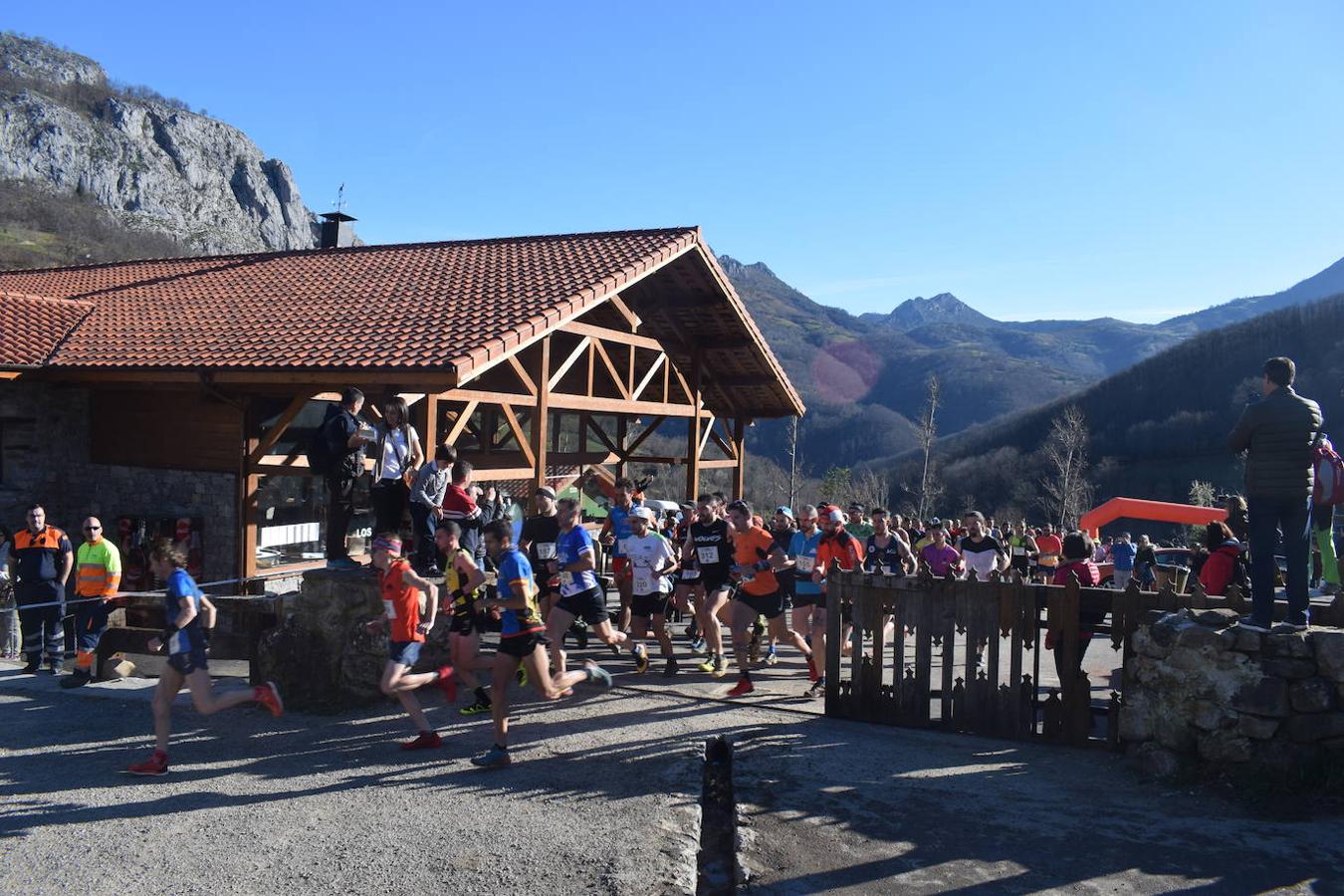 Casi 300 corredores se dieron cita este domingo 23 en el tradicional Trail Cabeza L'Arcu 2020 en el pueblo de Caleao, el mismo corazón del Parque Natural de Redes. Una de esas citas obligatorias para los amantes del trail en Asturias, que ha dejado en el pódium absoluto masculino a Adrián Serrano Tomé, Alberto Fernández Palacio y José Pedro Bayón Menéndez; y en el femenino a Laura Álvarez Álvarez, Iris Fernández García y Eva Álvarez Cerra.