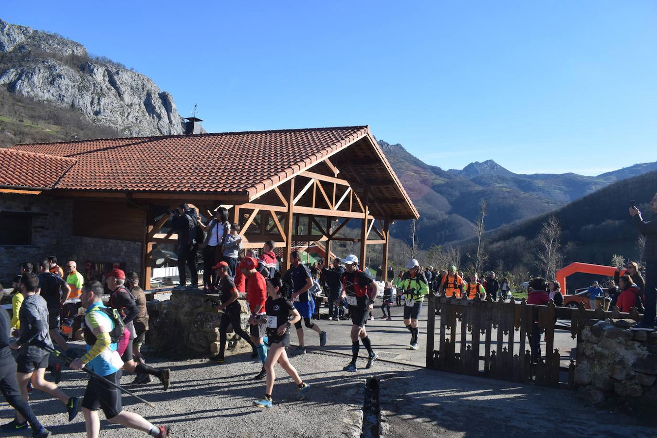 Casi 300 corredores se dieron cita este domingo 23 en el tradicional Trail Cabeza L'Arcu 2020 en el pueblo de Caleao, el mismo corazón del Parque Natural de Redes. Una de esas citas obligatorias para los amantes del trail en Asturias, que ha dejado en el pódium absoluto masculino a Adrián Serrano Tomé, Alberto Fernández Palacio y José Pedro Bayón Menéndez; y en el femenino a Laura Álvarez Álvarez, Iris Fernández García y Eva Álvarez Cerra.