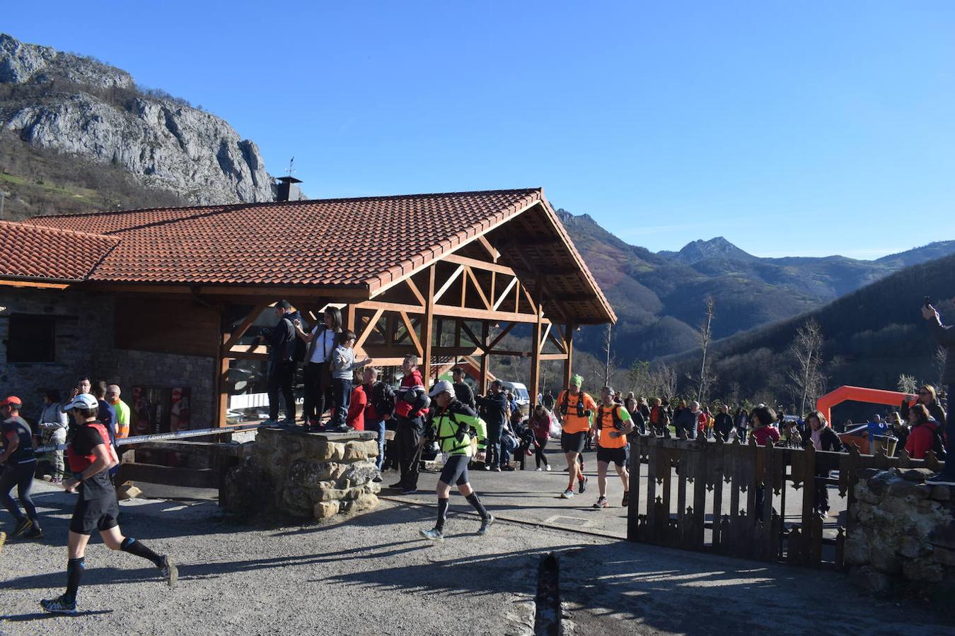 Casi 300 corredores se dieron cita este domingo 23 en el tradicional Trail Cabeza L'Arcu 2020 en el pueblo de Caleao, el mismo corazón del Parque Natural de Redes. Una de esas citas obligatorias para los amantes del trail en Asturias, que ha dejado en el pódium absoluto masculino a Adrián Serrano Tomé, Alberto Fernández Palacio y José Pedro Bayón Menéndez; y en el femenino a Laura Álvarez Álvarez, Iris Fernández García y Eva Álvarez Cerra.