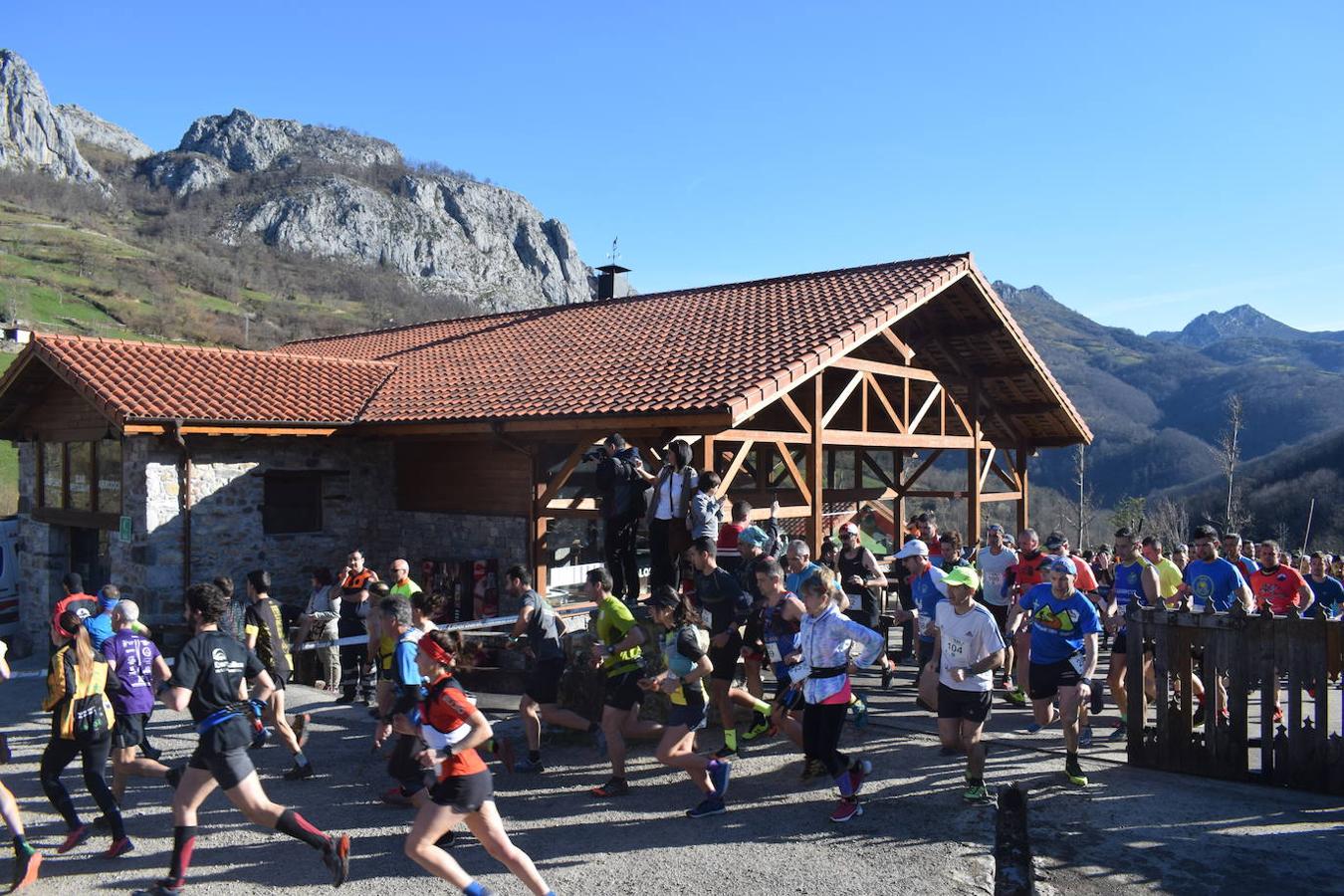 Casi 300 corredores se dieron cita este domingo 23 en el tradicional Trail Cabeza L'Arcu 2020 en el pueblo de Caleao, el mismo corazón del Parque Natural de Redes. Una de esas citas obligatorias para los amantes del trail en Asturias, que ha dejado en el pódium absoluto masculino a Adrián Serrano Tomé, Alberto Fernández Palacio y José Pedro Bayón Menéndez; y en el femenino a Laura Álvarez Álvarez, Iris Fernández García y Eva Álvarez Cerra.