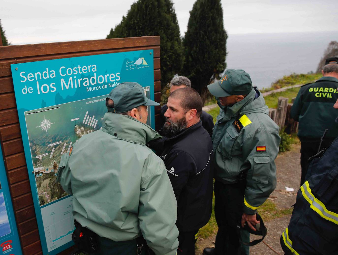 Bomberos, el Helimer y Salvamento Marítimo tratan de encontrar al hombre, desaparecido desde este lunes a mediodía