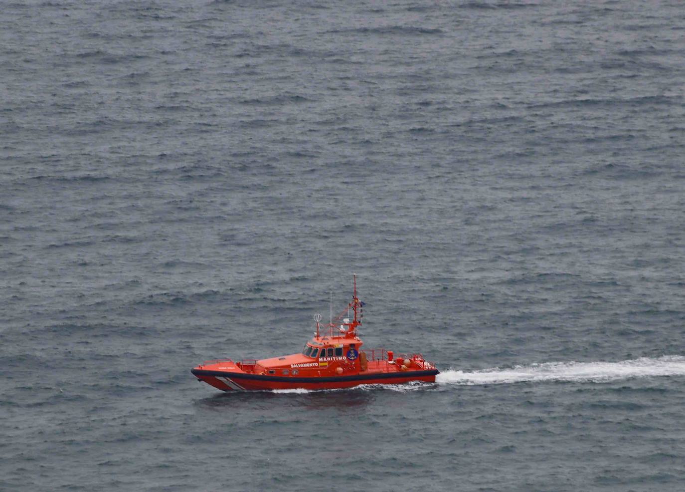 Bomberos, el Helimer y Salvamento Marítimo tratan de encontrar al hombre, desaparecido desde este lunes a mediodía