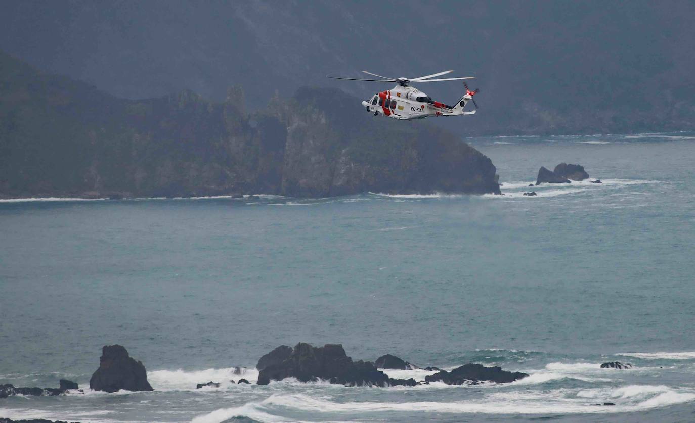 Bomberos, el Helimer y Salvamento Marítimo tratan de encontrar al hombre, desaparecido desde este lunes a mediodía