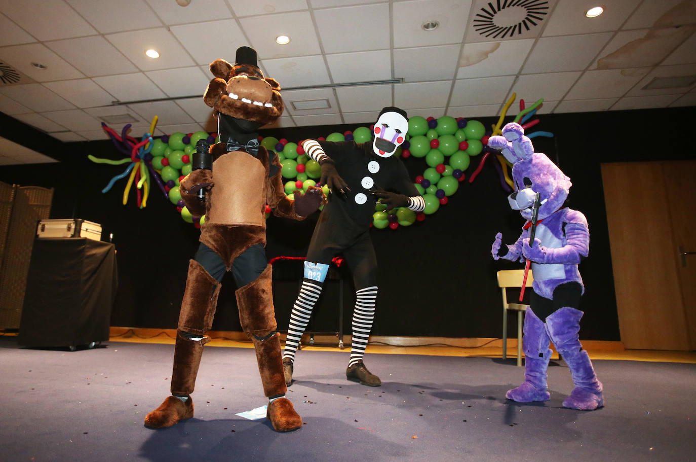 El Palacio de los Niños de Oviedo ha sido el escenario elegido para que los más pequeños de la casa disfrutaran de una tarde de magia, circo, humor y sorpresa. Y, de paso, lucieran sus mejores disfraces.