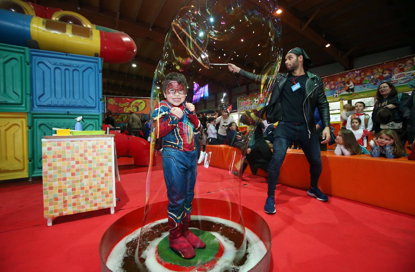 El Palacio de los Niños de Oviedo ha sido el escenario elegido para que los más pequeños de la casa disfrutaran de una tarde de magia, circo, humor y sorpresa. Y, de paso, lucieran sus mejores disfraces.