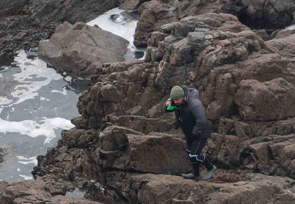 El hombre, de unos 40 años, se precipitó al agua en una zona peligrosa en esta época, conocida como Punta Los Espinos