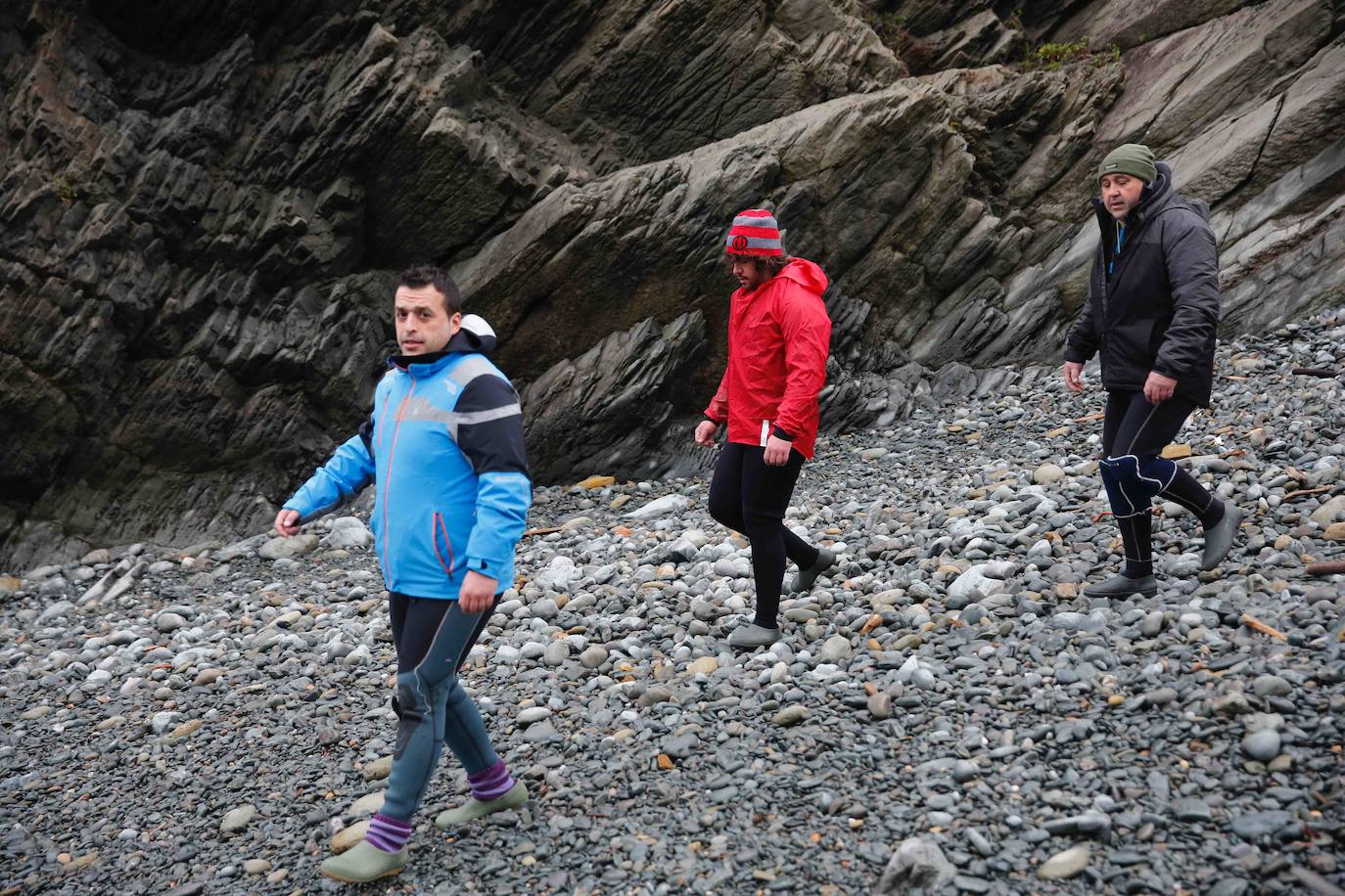 El hombre, de unos 40 años, se precipitó al agua en una zona peligrosa en esta época, conocida como Punta Los Espinos