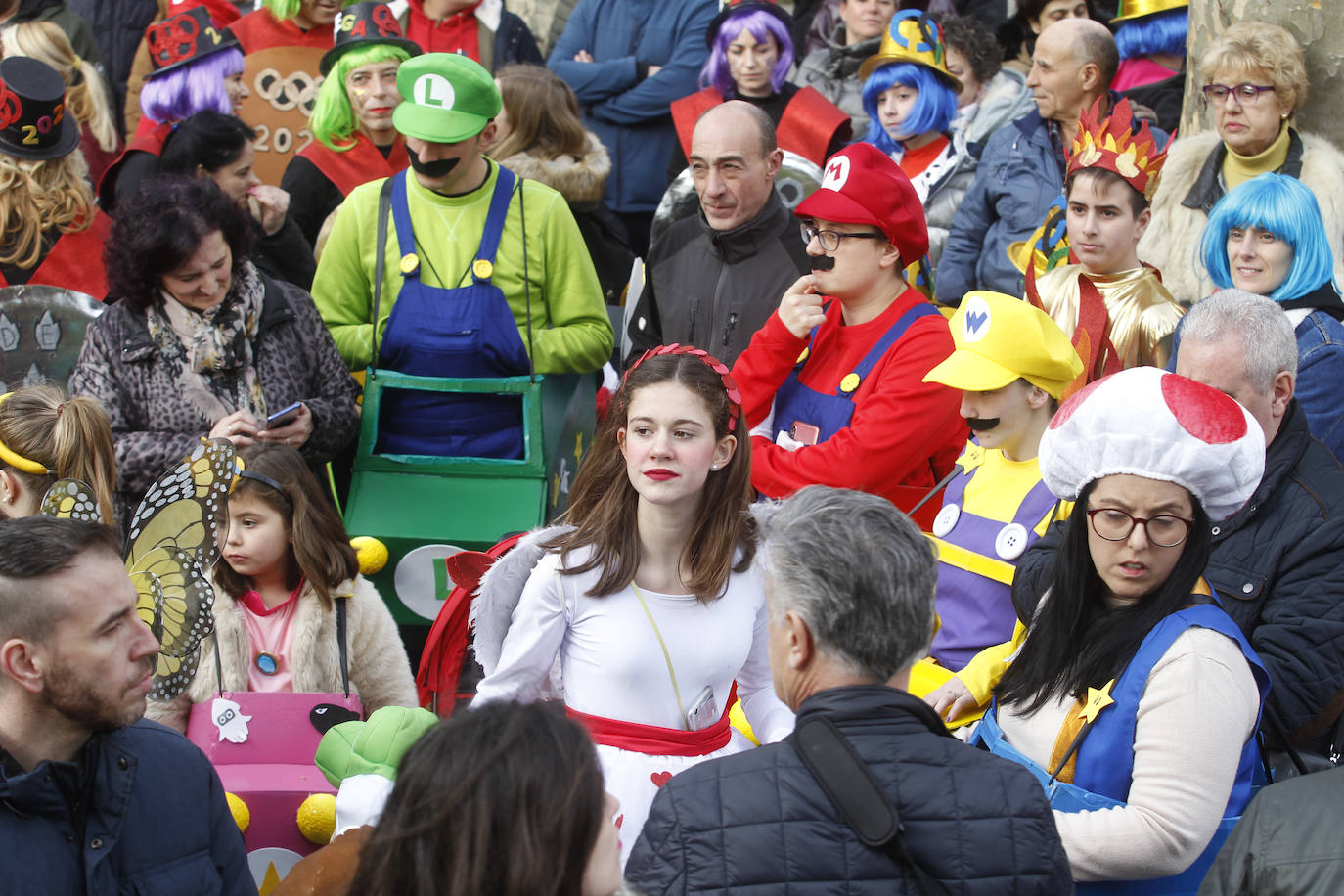 Xareu N'el Ñeru se llevó el primer premio del XXXIII Concurso de Charangas del antroxu gijonés por segundo año consecutivo. Esta charanga del barrio de Jove lució colorido con su 'Tribu Perdida' de chamanes, ataviados con unos trajes espectaculares con motivos tropicales. El segundo puesto fue para Los Gijonudos, mientras que Los Tardones se llevaron el tercero.