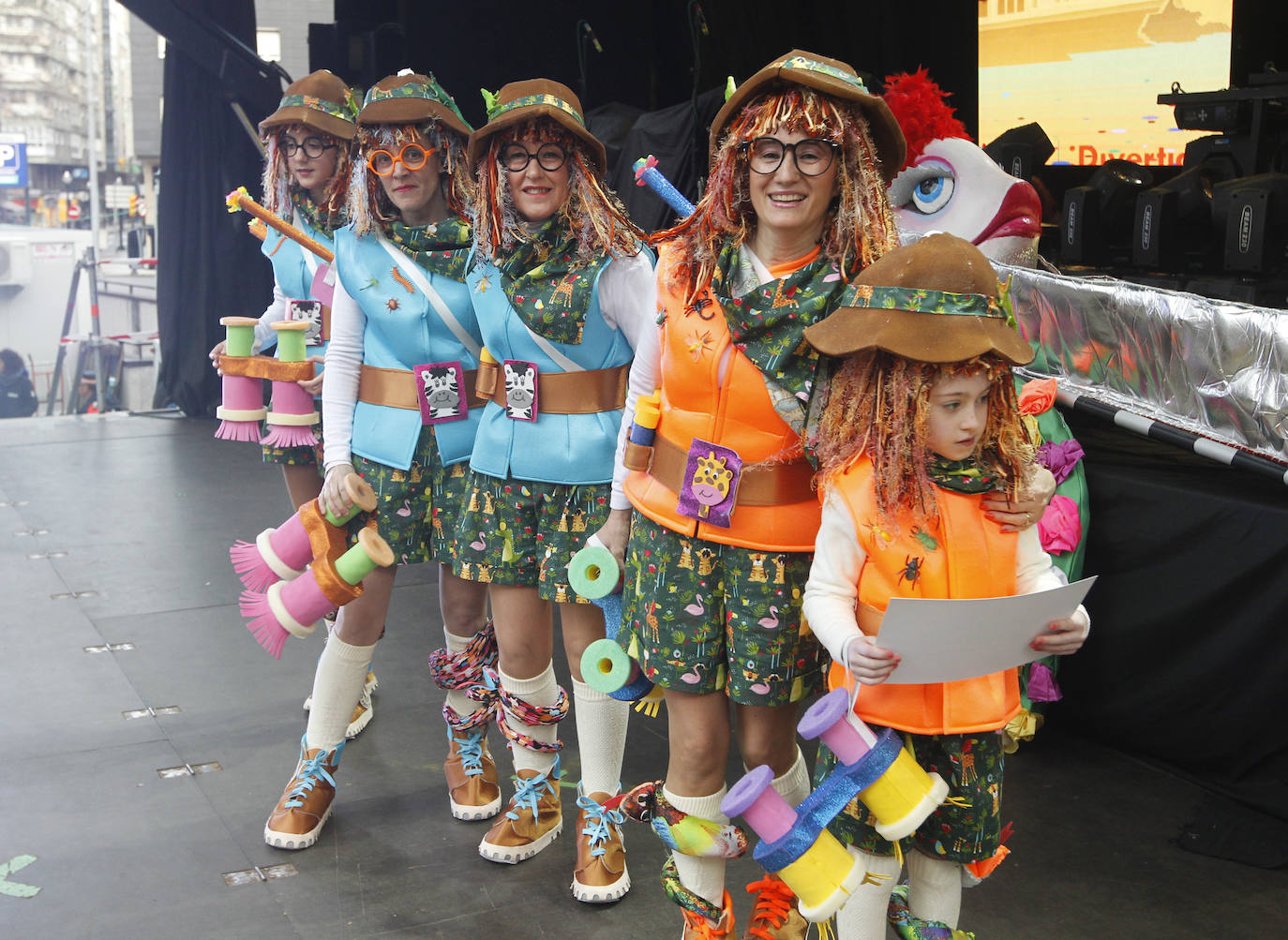 Xareu N'el Ñeru se llevó el primer premio del XXXIII Concurso de Charangas del antroxu gijonés por segundo año consecutivo. Esta charanga del barrio de Jove lució colorido con su 'Tribu Perdida' de chamanes, ataviados con unos trajes espectaculares con motivos tropicales. El segundo puesto fue para Los Gijonudos, mientras que Los Tardones se llevaron el tercero.