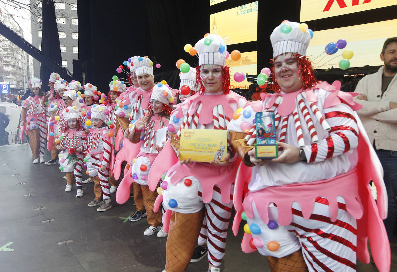 Xareu N'el Ñeru se llevó el primer premio del XXXIII Concurso de Charangas del antroxu gijonés por segundo año consecutivo. Esta charanga del barrio de Jove lució colorido con su 'Tribu Perdida' de chamanes, ataviados con unos trajes espectaculares con motivos tropicales. El segundo puesto fue para Los Gijonudos, mientras que Los Tardones se llevaron el tercero.