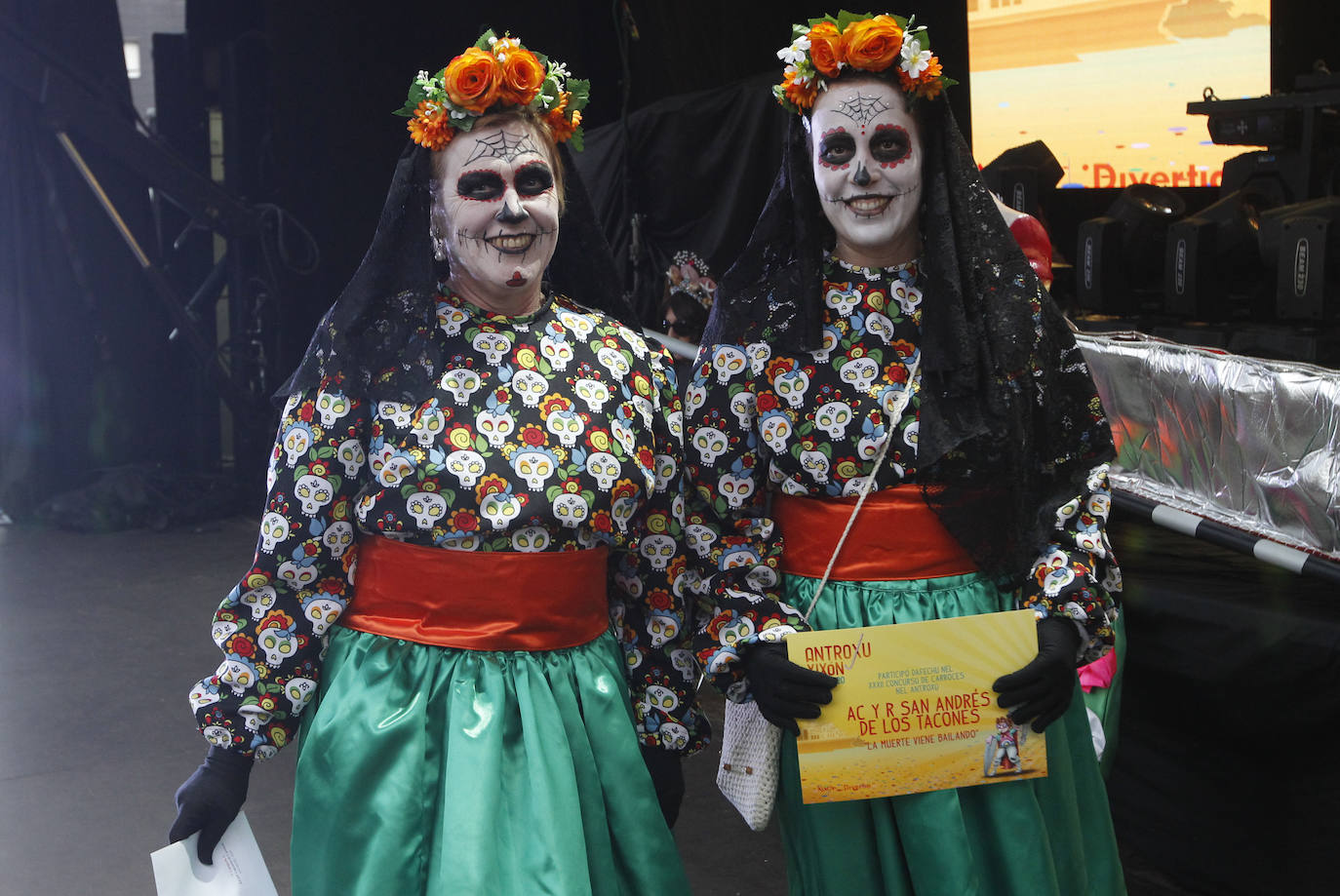 Xareu N'el Ñeru se llevó el primer premio del XXXIII Concurso de Charangas del antroxu gijonés por segundo año consecutivo. Esta charanga del barrio de Jove lució colorido con su 'Tribu Perdida' de chamanes, ataviados con unos trajes espectaculares con motivos tropicales. El segundo puesto fue para Los Gijonudos, mientras que Los Tardones se llevaron el tercero.