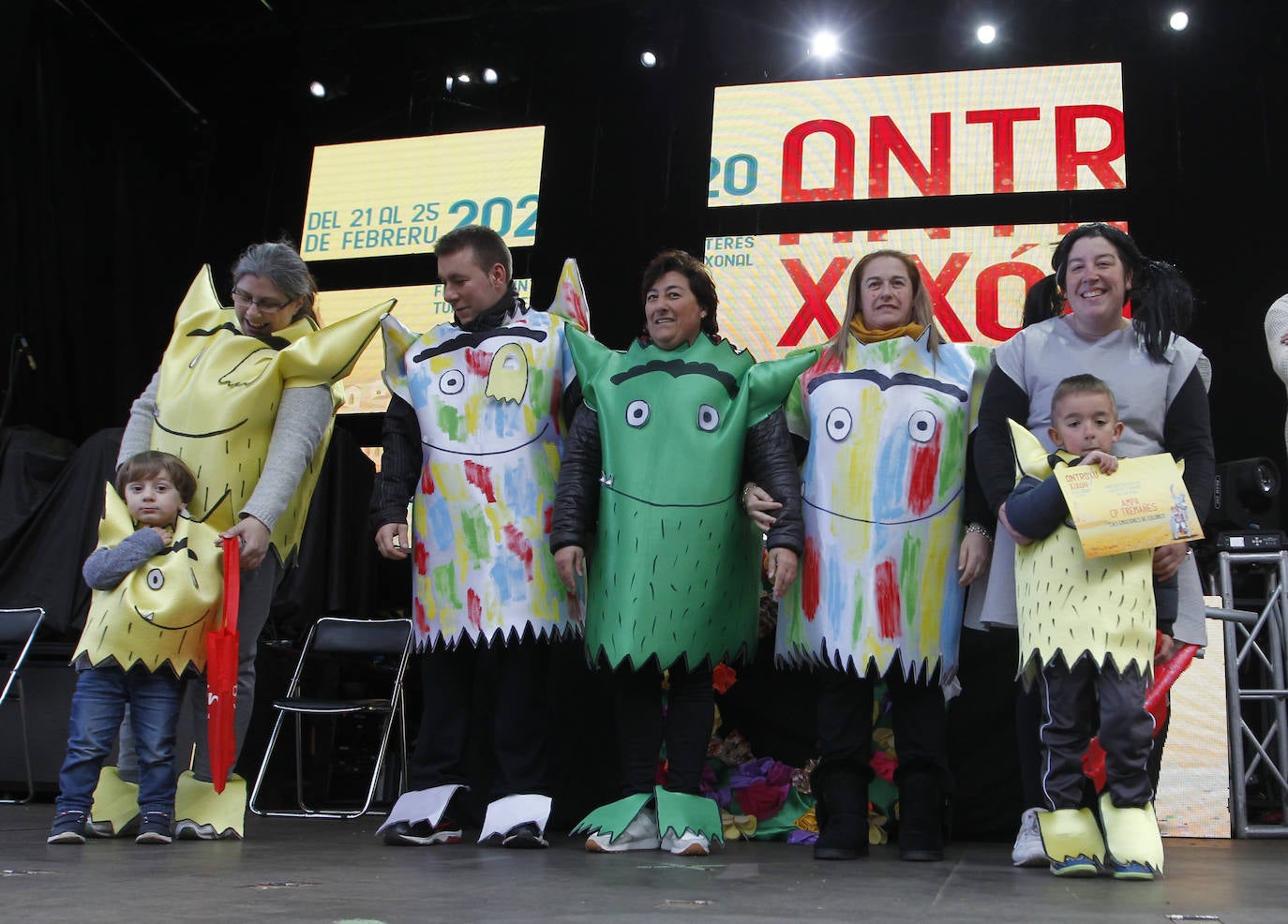 Xareu N'el Ñeru se llevó el primer premio del XXXIII Concurso de Charangas del antroxu gijonés por segundo año consecutivo. Esta charanga del barrio de Jove lució colorido con su 'Tribu Perdida' de chamanes, ataviados con unos trajes espectaculares con motivos tropicales. El segundo puesto fue para Los Gijonudos, mientras que Los Tardones se llevaron el tercero.