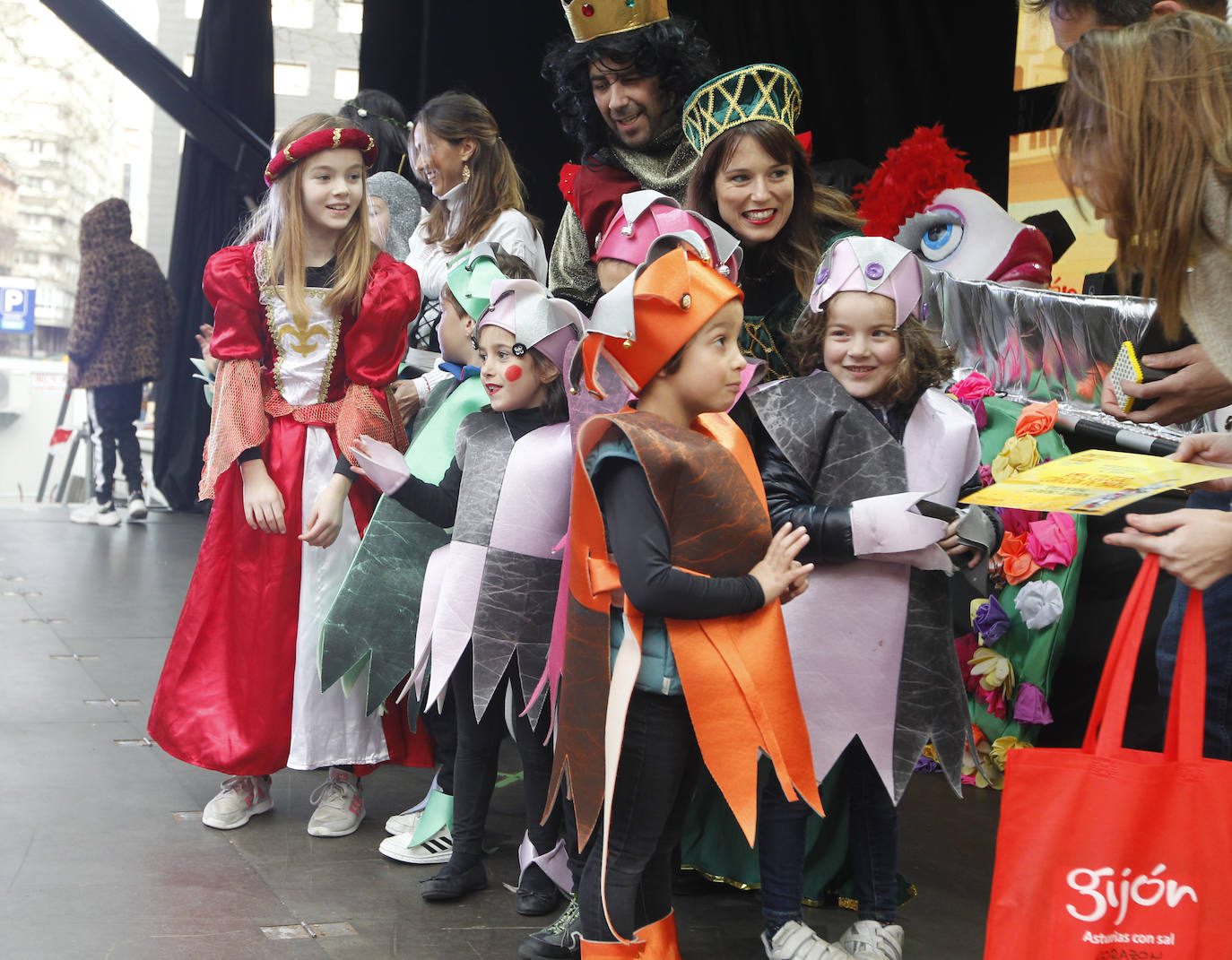 Xareu N'el Ñeru se llevó el primer premio del XXXIII Concurso de Charangas del antroxu gijonés por segundo año consecutivo. Esta charanga del barrio de Jove lució colorido con su 'Tribu Perdida' de chamanes, ataviados con unos trajes espectaculares con motivos tropicales. El segundo puesto fue para Los Gijonudos, mientras que Los Tardones se llevaron el tercero.