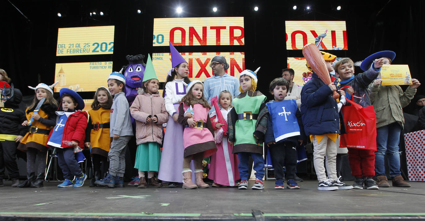 Xareu N'el Ñeru se llevó el primer premio del XXXIII Concurso de Charangas del antroxu gijonés por segundo año consecutivo. Esta charanga del barrio de Jove lució colorido con su 'Tribu Perdida' de chamanes, ataviados con unos trajes espectaculares con motivos tropicales. El segundo puesto fue para Los Gijonudos, mientras que Los Tardones se llevaron el tercero.