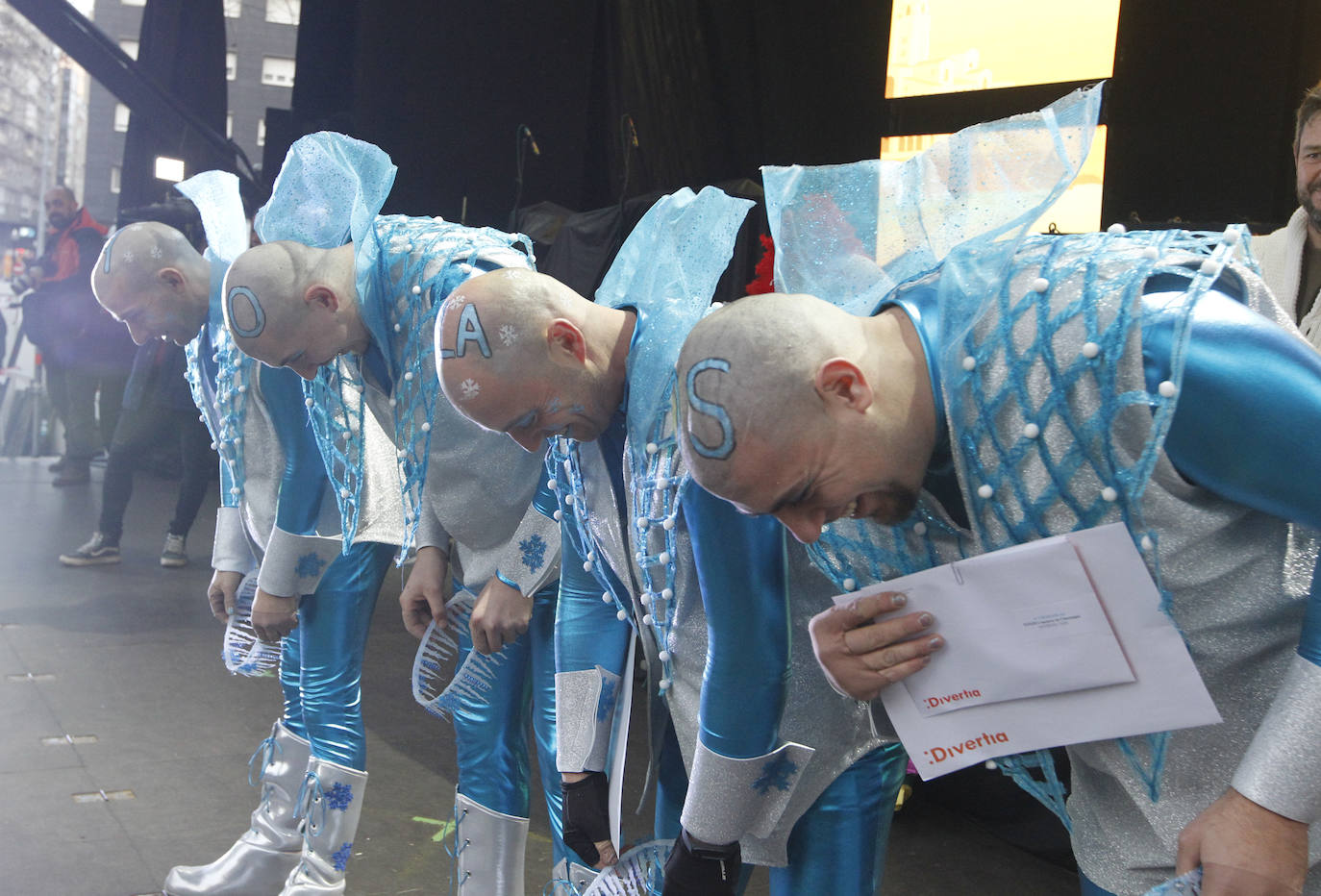 Xareu N'el Ñeru se llevó el primer premio del XXXIII Concurso de Charangas del antroxu gijonés por segundo año consecutivo. Esta charanga del barrio de Jove lució colorido con su 'Tribu Perdida' de chamanes, ataviados con unos trajes espectaculares con motivos tropicales. El segundo puesto fue para Los Gijonudos, mientras que Los Tardones se llevaron el tercero.