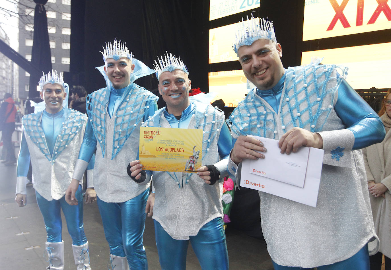 Xareu N'el Ñeru se llevó el primer premio del XXXIII Concurso de Charangas del antroxu gijonés por segundo año consecutivo. Esta charanga del barrio de Jove lució colorido con su 'Tribu Perdida' de chamanes, ataviados con unos trajes espectaculares con motivos tropicales. El segundo puesto fue para Los Gijonudos, mientras que Los Tardones se llevaron el tercero.