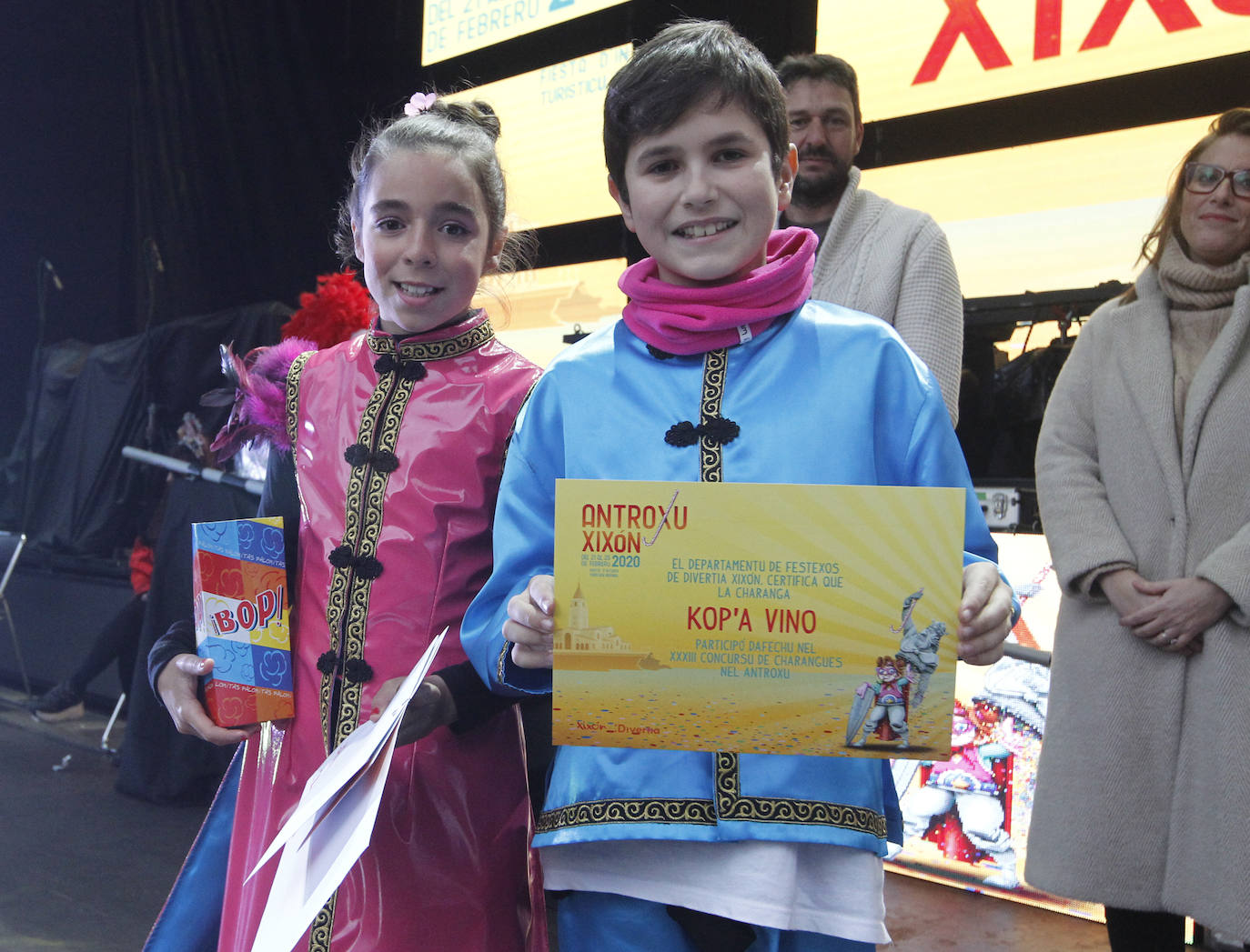 Xareu N'el Ñeru se llevó el primer premio del XXXIII Concurso de Charangas del antroxu gijonés por segundo año consecutivo. Esta charanga del barrio de Jove lució colorido con su 'Tribu Perdida' de chamanes, ataviados con unos trajes espectaculares con motivos tropicales. El segundo puesto fue para Los Gijonudos, mientras que Los Tardones se llevaron el tercero.