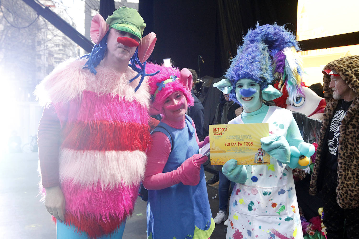 Xareu N'el Ñeru se llevó el primer premio del XXXIII Concurso de Charangas del antroxu gijonés por segundo año consecutivo. Esta charanga del barrio de Jove lució colorido con su 'Tribu Perdida' de chamanes, ataviados con unos trajes espectaculares con motivos tropicales. El segundo puesto fue para Los Gijonudos, mientras que Los Tardones se llevaron el tercero.