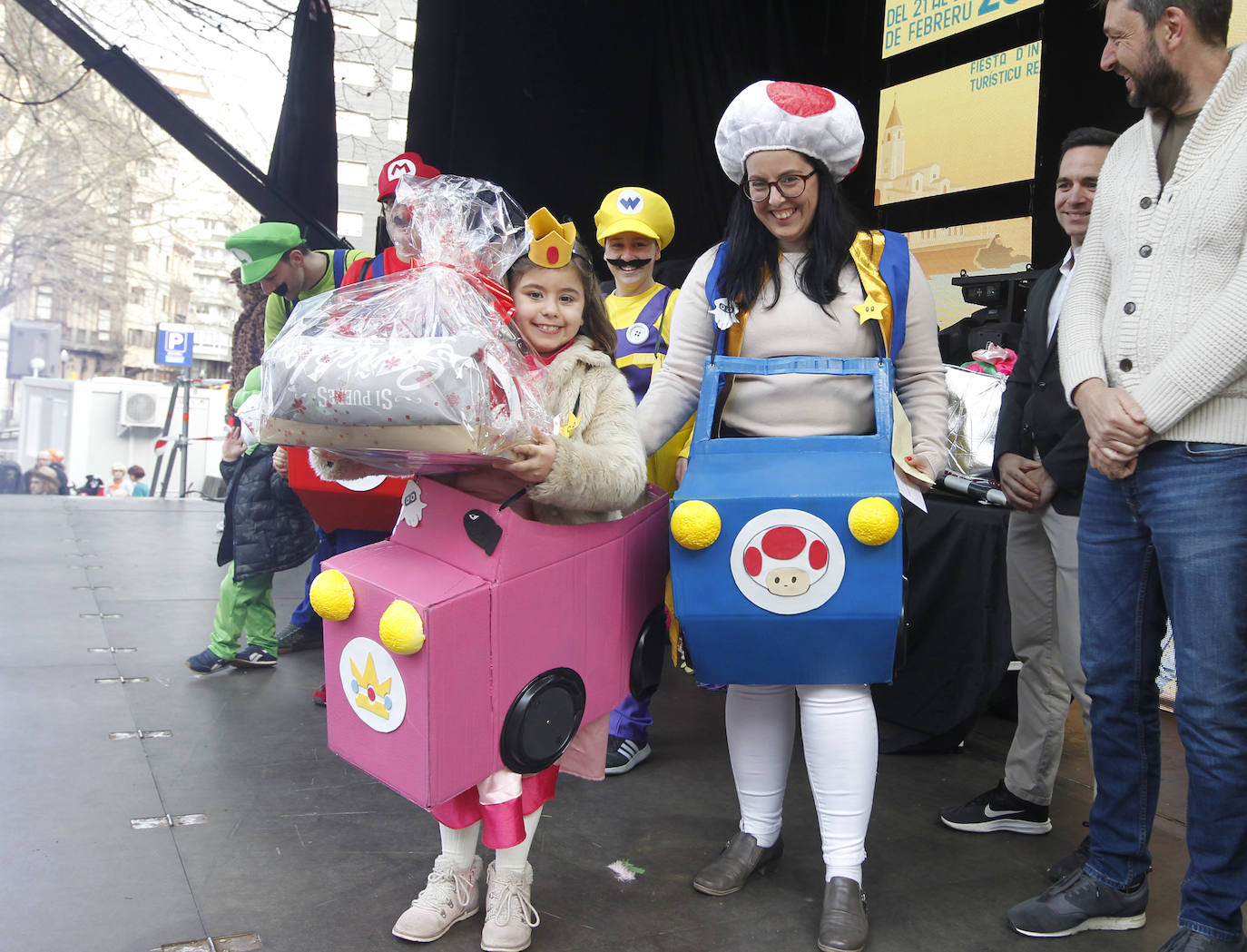 Xareu N'el Ñeru se llevó el primer premio del XXXIII Concurso de Charangas del antroxu gijonés por segundo año consecutivo. Esta charanga del barrio de Jove lució colorido con su 'Tribu Perdida' de chamanes, ataviados con unos trajes espectaculares con motivos tropicales. El segundo puesto fue para Los Gijonudos, mientras que Los Tardones se llevaron el tercero.