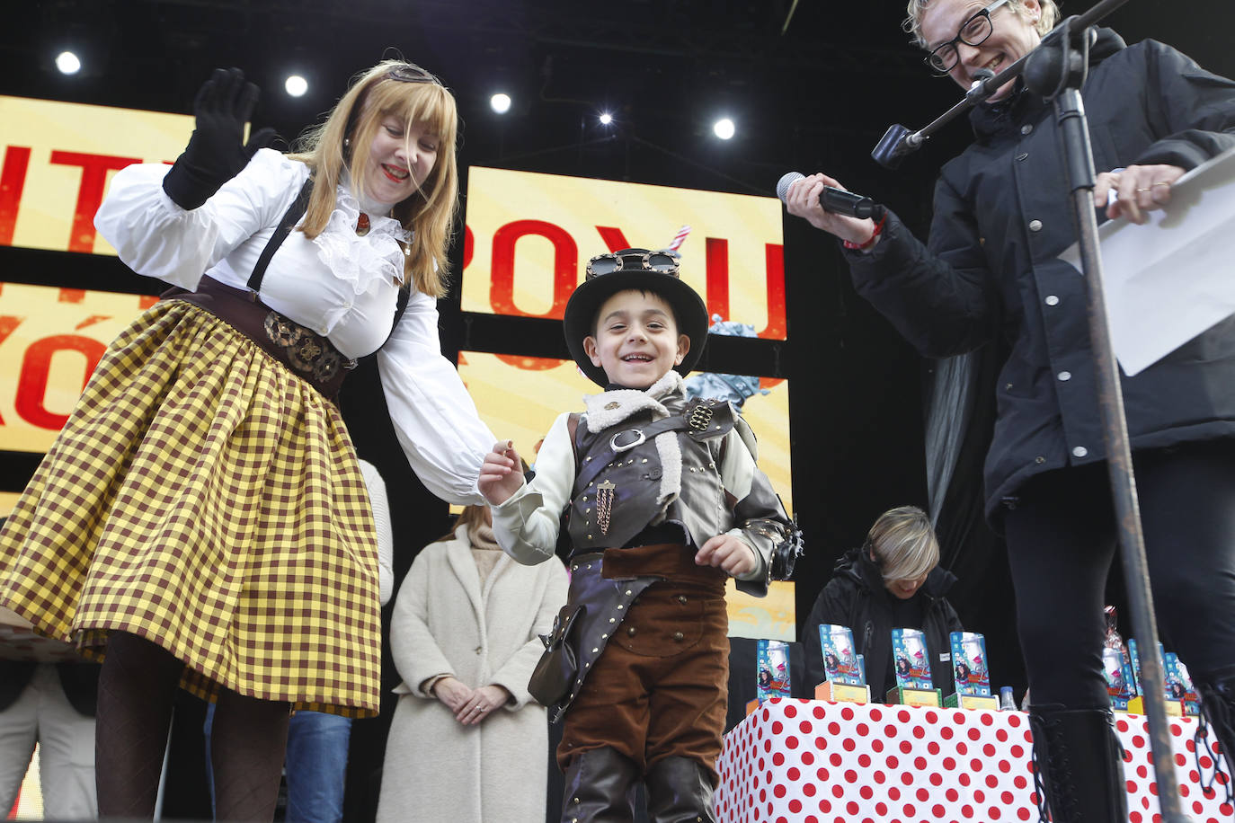 Xareu N'el Ñeru se llevó el primer premio del XXXIII Concurso de Charangas del antroxu gijonés por segundo año consecutivo. Esta charanga del barrio de Jove lució colorido con su 'Tribu Perdida' de chamanes, ataviados con unos trajes espectaculares con motivos tropicales. El segundo puesto fue para Los Gijonudos, mientras que Los Tardones se llevaron el tercero.