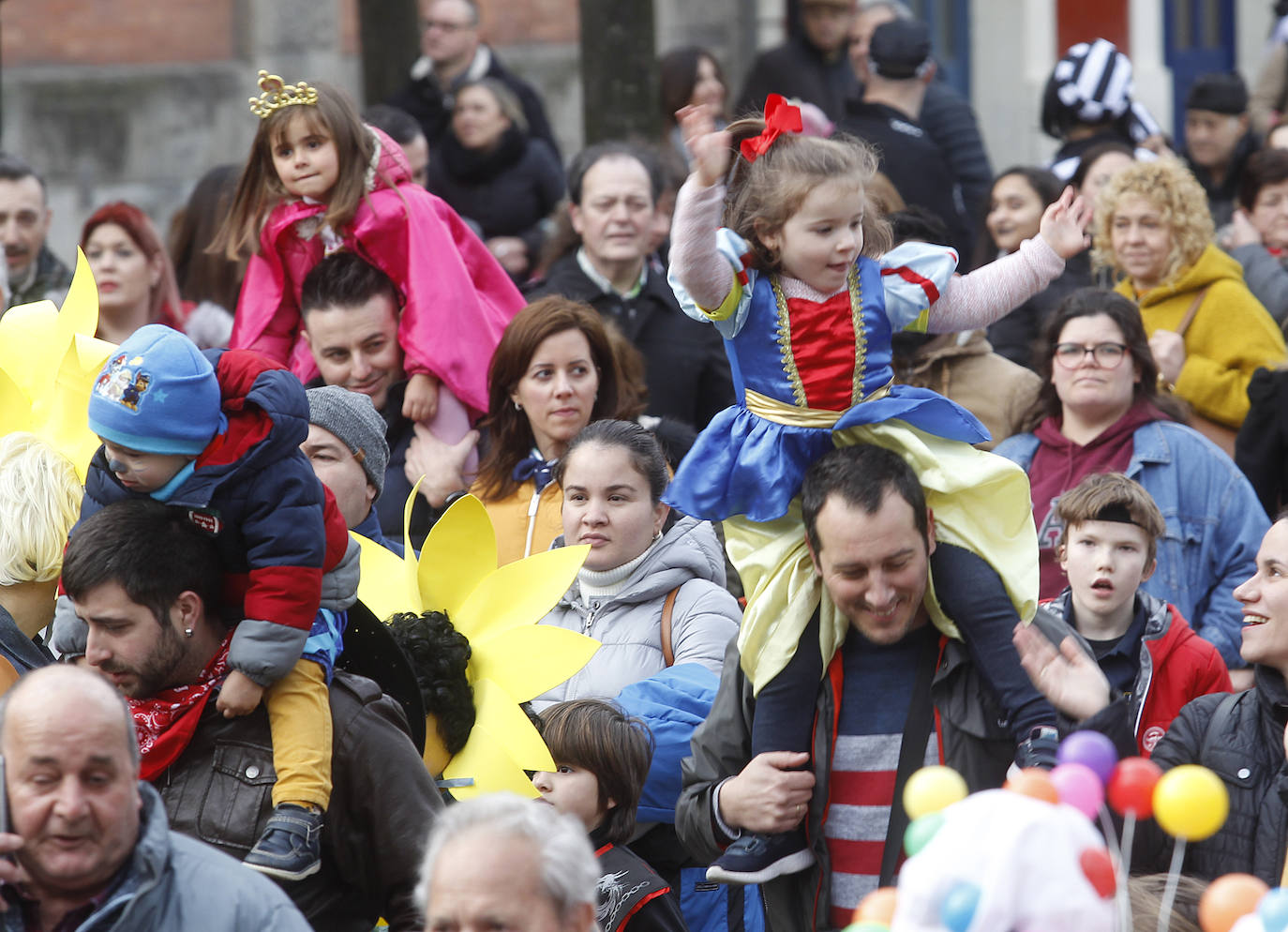 Xareu N'el Ñeru se llevó el primer premio del XXXIII Concurso de Charangas del antroxu gijonés por segundo año consecutivo. Esta charanga del barrio de Jove lució colorido con su 'Tribu Perdida' de chamanes, ataviados con unos trajes espectaculares con motivos tropicales. El segundo puesto fue para Los Gijonudos, mientras que Los Tardones se llevaron el tercero.