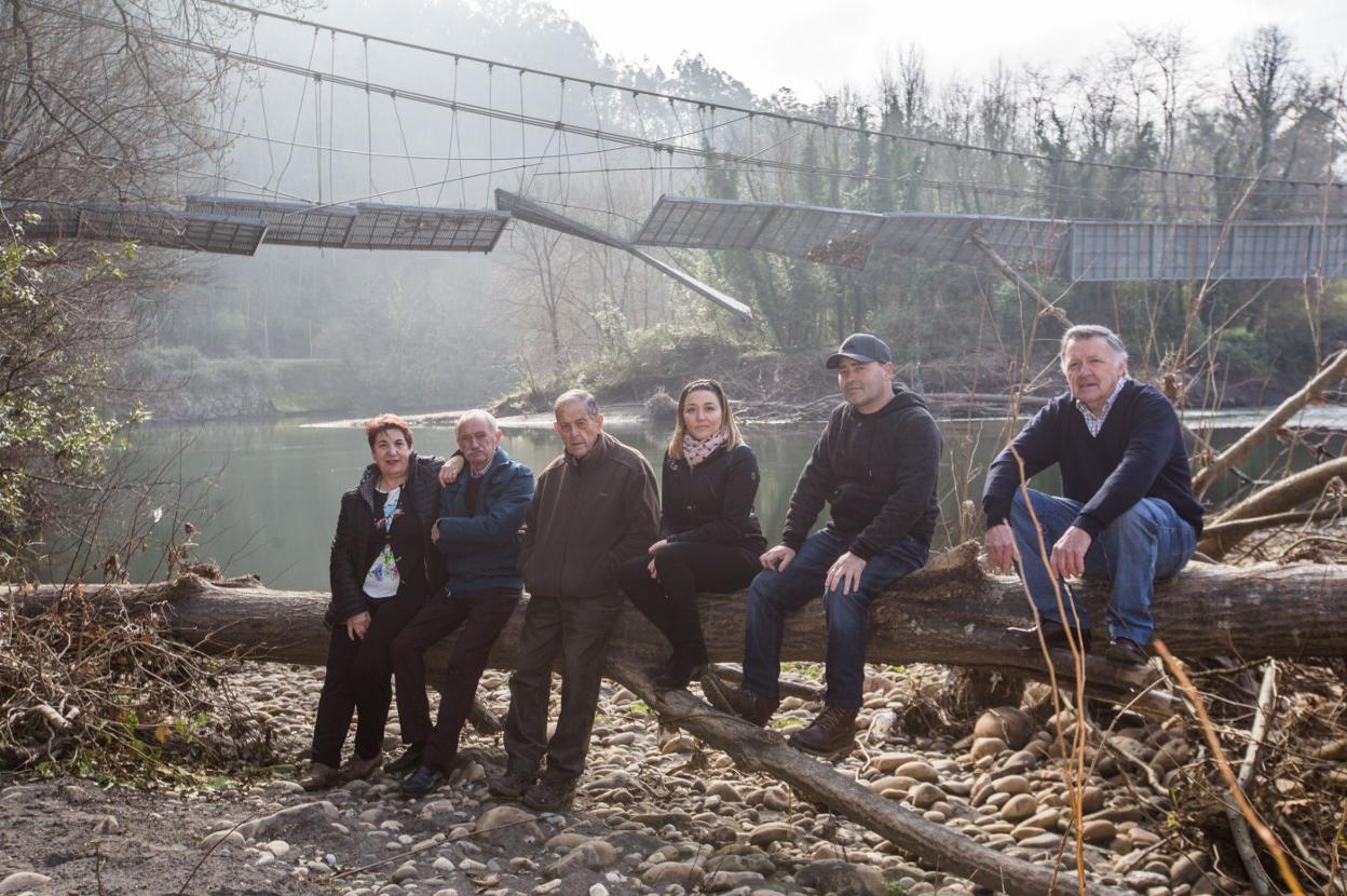 Vecinos de Beifar, con Belén Fernández López, en el centro, con el puente colgante en ruinas a su espalda. 