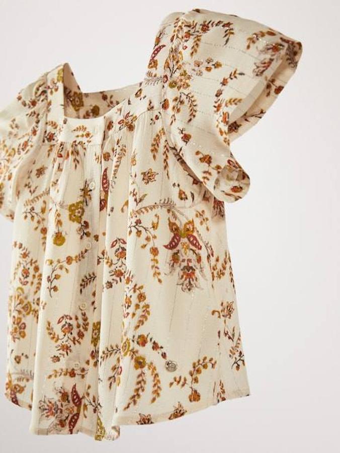 Camisa con estampado floral y detalle de hilo metalizado de Massimo Dutti, 29,95 euros.