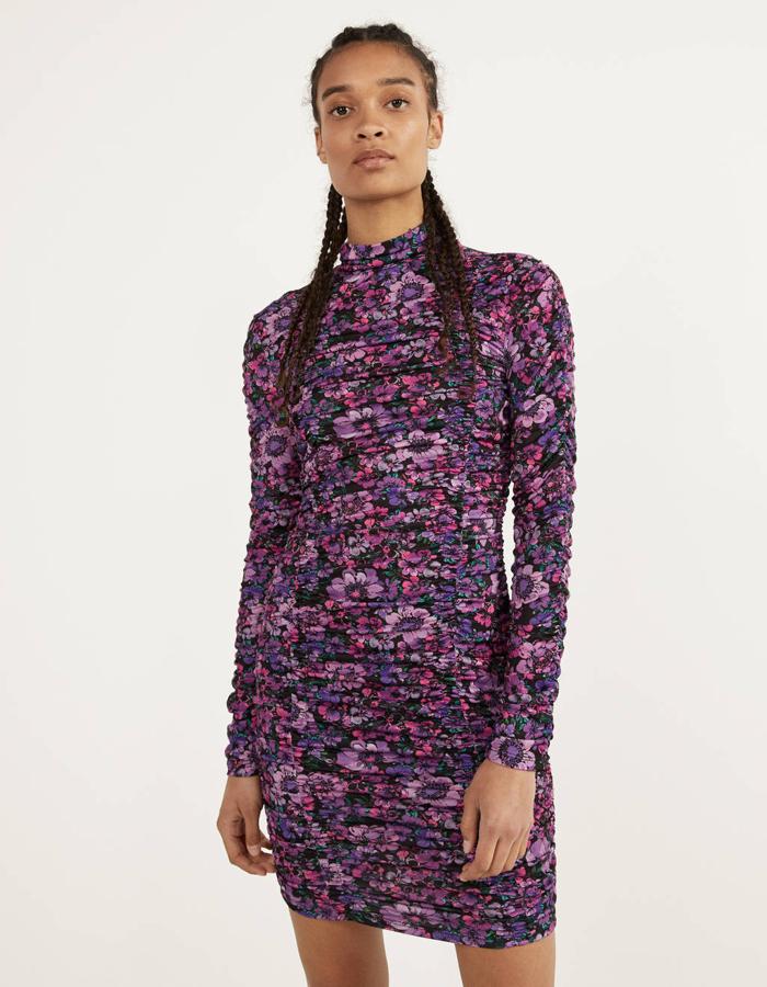 Vestido corto con estampado de flores en tonos morados y con detalles fruncidos de Bershka, 25,99 euros.