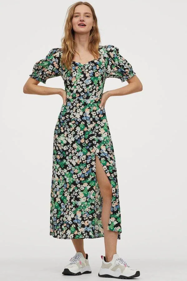 Vestido con estampado floral multicolor de H&M, 19,99 euros.