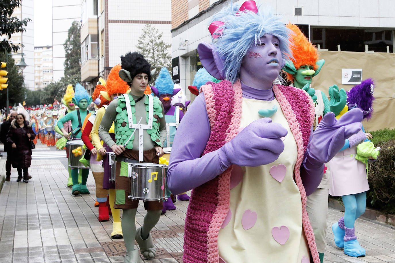 El barrio gijonés se echó a la calle con disfraces de soldados, animales varios o trolls