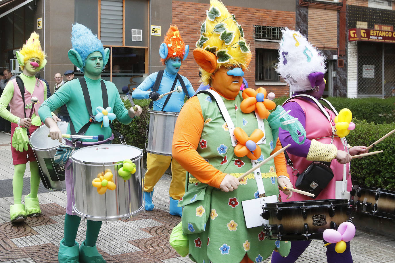 El barrio gijonés se echó a la calle con disfraces de soldados, animales varios o trolls