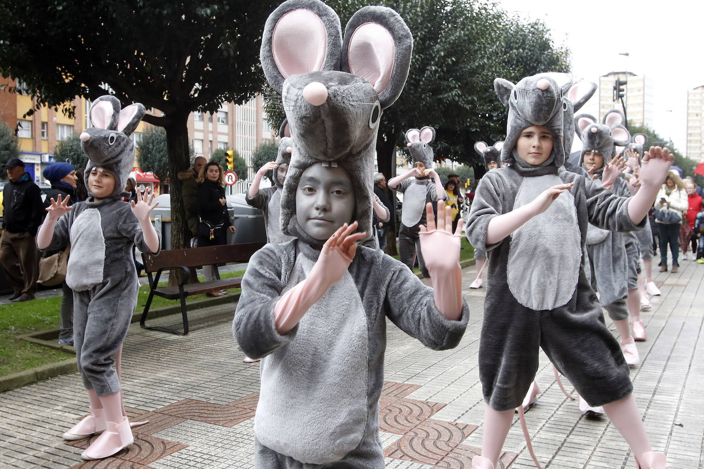 El barrio gijonés se echó a la calle con disfraces de soldados, animales varios o trolls