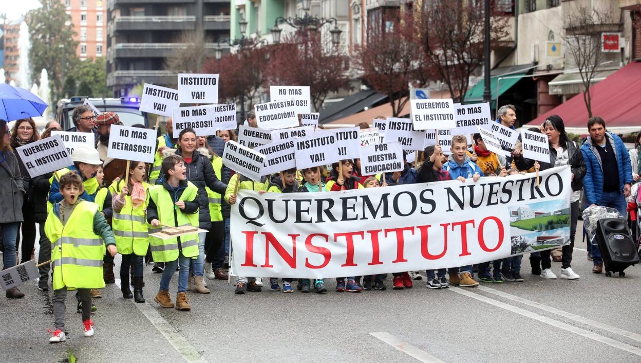 La manifestación partió de la plaza de América, a las once de la mañana, y terminó ante la Consejería de Educación, en la plaza de España. 