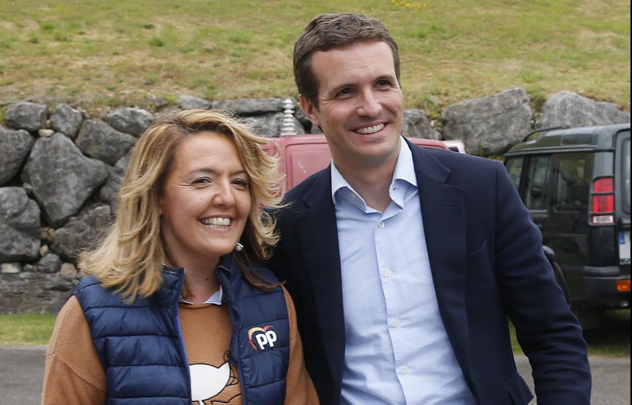 Teresa Mallada y Pablo Casado, en la campaña electoral de mayo. 