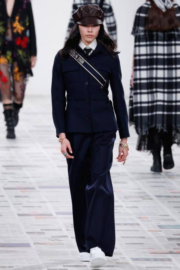 La Semana de la Moda de París ha arrancado y lo ha hecho con uno de los desfiles con más renombre, el de Dior. Un desfile de Otoño-Invierno 2020/2021 que ha estado marcado por la sostenibilidad, pero sobre todo por el feminismo. De hecho, durante el desfile se proyectaron algunos eslóganes en los que se podían leer mensajes como: 'El patriarcado mata el amor' o 'Cuando las mujeres hacen huelga, el mundo se paraliza'. Maria Grazia Chiuri (directora creativa de la marca) ha firmado una colección en la que los trajes de chaqueta, los abrigos de estilo británico y los vestidos vaporosos han sido los claros protagonistas, todo con un mismo hilo conductor: los estampados.