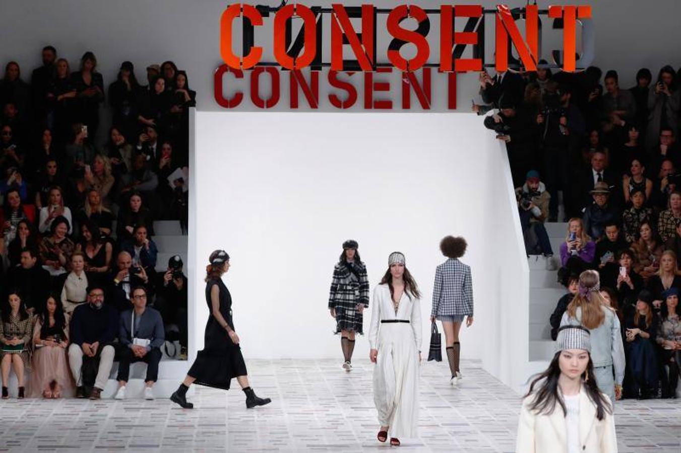 La Semana de la Moda de París ha arrancado y lo ha hecho con uno de los desfiles con más renombre, el de Dior. Un desfile de Otoño-Invierno 2020/2021 que ha estado marcado por la sostenibilidad, pero sobre todo por el feminismo. De hecho, durante el desfile se proyectaron algunos eslóganes en los que se podían leer mensajes como: 'El patriarcado mata el amor' o 'Cuando las mujeres hacen huelga, el mundo se paraliza'. Maria Grazia Chiuri (directora creativa de la marca) ha firmado una colección en la que los trajes de chaqueta, los abrigos de estilo británico y los vestidos vaporosos han sido los claros protagonistas, todo con un mismo hilo conductor: los estampados.