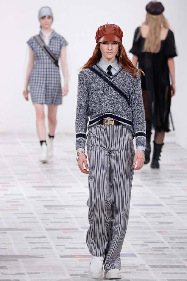 La Semana de la Moda de París ha arrancado y lo ha hecho con uno de los desfiles con más renombre, el de Dior. Un desfile de Otoño-Invierno 2020/2021 que ha estado marcado por la sostenibilidad, pero sobre todo por el feminismo. De hecho, durante el desfile se proyectaron algunos eslóganes en los que se podían leer mensajes como: 'El patriarcado mata el amor' o 'Cuando las mujeres hacen huelga, el mundo se paraliza'. Maria Grazia Chiuri (directora creativa de la marca) ha firmado una colección en la que los trajes de chaqueta, los abrigos de estilo británico y los vestidos vaporosos han sido los claros protagonistas, todo con un mismo hilo conductor: los estampados.