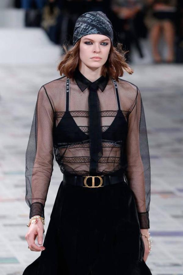 La Semana de la Moda de París ha arrancado y lo ha hecho con uno de los desfiles con más renombre, el de Dior. Un desfile de Otoño-Invierno 2020/2021 que ha estado marcado por la sostenibilidad, pero sobre todo por el feminismo. De hecho, durante el desfile se proyectaron algunos eslóganes en los que se podían leer mensajes como: 'El patriarcado mata el amor' o 'Cuando las mujeres hacen huelga, el mundo se paraliza'. Maria Grazia Chiuri (directora creativa de la marca) ha firmado una colección en la que los trajes de chaqueta, los abrigos de estilo británico y los vestidos vaporosos han sido los claros protagonistas, todo con un mismo hilo conductor: los estampados.