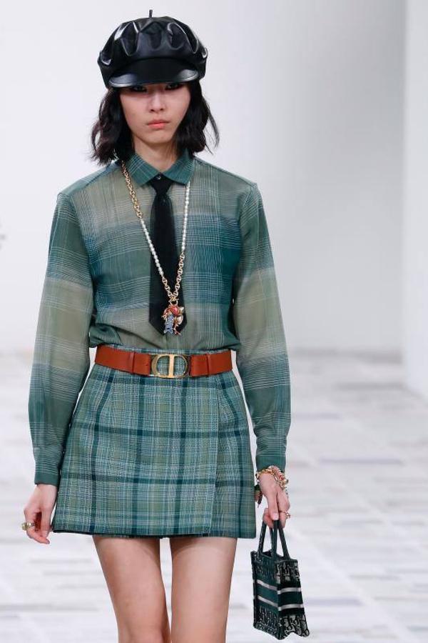 La Semana de la Moda de París ha arrancado y lo ha hecho con uno de los desfiles con más renombre, el de Dior. Un desfile de Otoño-Invierno 2020/2021 que ha estado marcado por la sostenibilidad, pero sobre todo por el feminismo. De hecho, durante el desfile se proyectaron algunos eslóganes en los que se podían leer mensajes como: 'El patriarcado mata el amor' o 'Cuando las mujeres hacen huelga, el mundo se paraliza'. Maria Grazia Chiuri (directora creativa de la marca) ha firmado una colección en la que los trajes de chaqueta, los abrigos de estilo británico y los vestidos vaporosos han sido los claros protagonistas, todo con un mismo hilo conductor: los estampados.