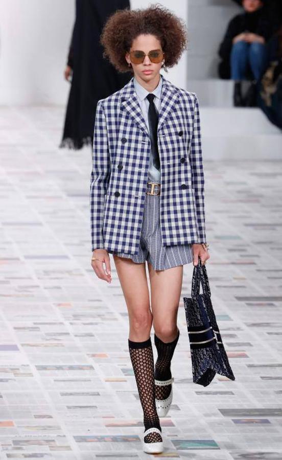 La Semana de la Moda de París ha arrancado y lo ha hecho con uno de los desfiles con más renombre, el de Dior. Un desfile de Otoño-Invierno 2020/2021 que ha estado marcado por la sostenibilidad, pero sobre todo por el feminismo. De hecho, durante el desfile se proyectaron algunos eslóganes en los que se podían leer mensajes como: 'El patriarcado mata el amor' o 'Cuando las mujeres hacen huelga, el mundo se paraliza'. Maria Grazia Chiuri (directora creativa de la marca) ha firmado una colección en la que los trajes de chaqueta, los abrigos de estilo británico y los vestidos vaporosos han sido los claros protagonistas, todo con un mismo hilo conductor: los estampados.