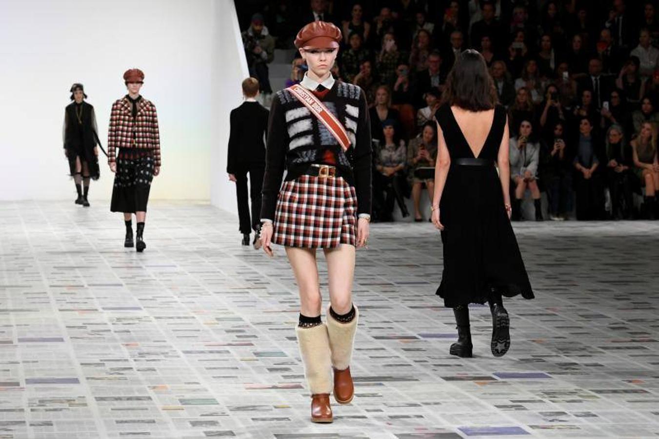 La Semana de la Moda de París ha arrancado y lo ha hecho con uno de los desfiles con más renombre, el de Dior. Un desfile de Otoño-Invierno 2020/2021 que ha estado marcado por la sostenibilidad, pero sobre todo por el feminismo. De hecho, durante el desfile se proyectaron algunos eslóganes en los que se podían leer mensajes como: 'El patriarcado mata el amor' o 'Cuando las mujeres hacen huelga, el mundo se paraliza'. Maria Grazia Chiuri (directora creativa de la marca) ha firmado una colección en la que los trajes de chaqueta, los abrigos de estilo británico y los vestidos vaporosos han sido los claros protagonistas, todo con un mismo hilo conductor: los estampados.