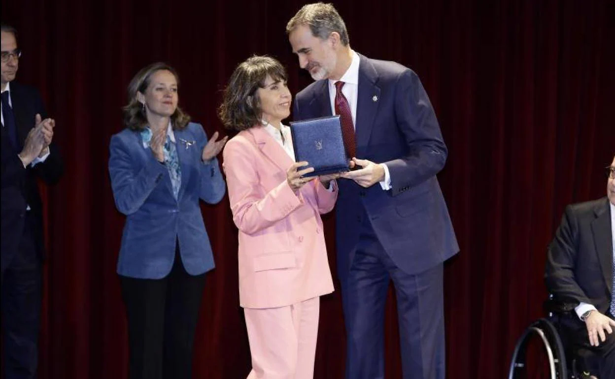 El Rey Felipe VI entrega a Maite Arango, hija del empresario, el Premio 'Reino de España a la Trayectoria Empresarial' en el Museo del Prado, en Madrid