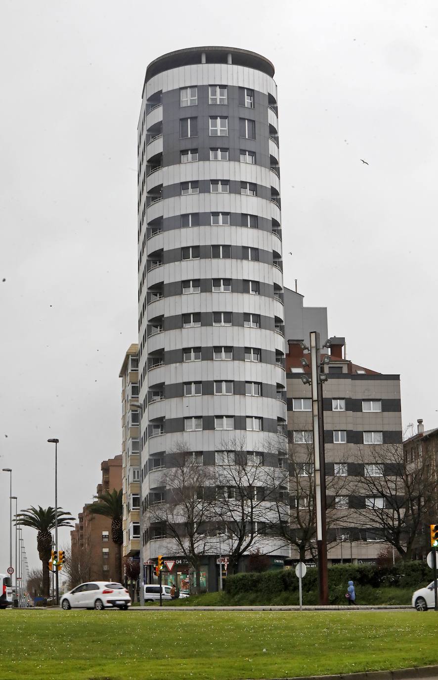 Edificio Puerta del Sol. 15 plantas: el hito del alto Pumarín se construyó en 2005 junto a la glorieta de Foro.