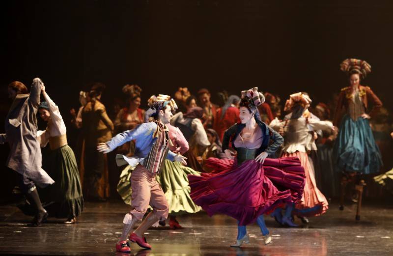 La temporada de zarzuela de Oviedo ha comenzado este jueves con la representación de 'El Barberillo de Lavapiés', la obra del maestro Barbieri y con libreto de Luis Mariano de Larra, en el Teatro Campoamor de la mano de Miquel Ortega. 