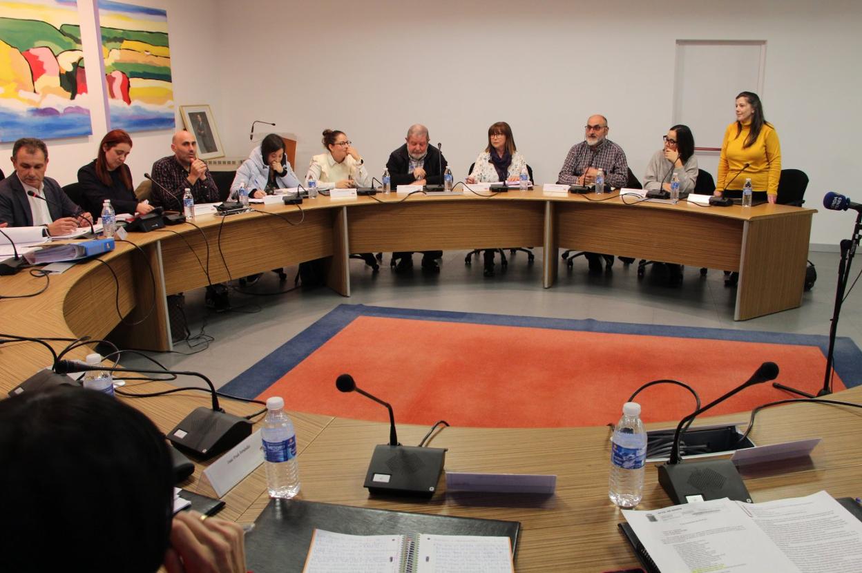 A la derecha, Eugenia Fernández toma posesión como edil. 